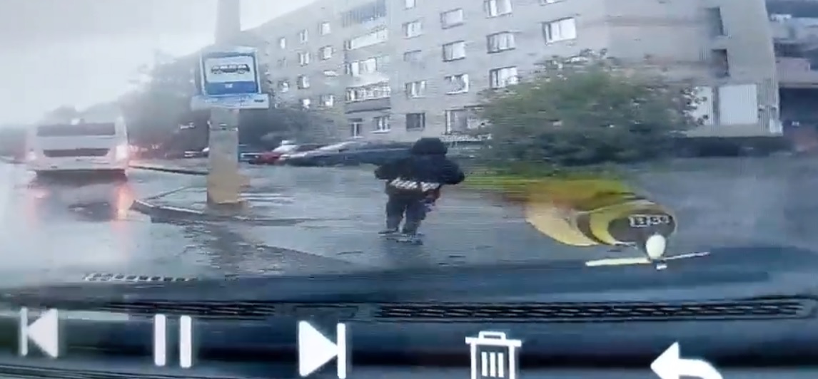 В Костроме двое детей на самокатах едва не попали под машину (ВИДЕО)