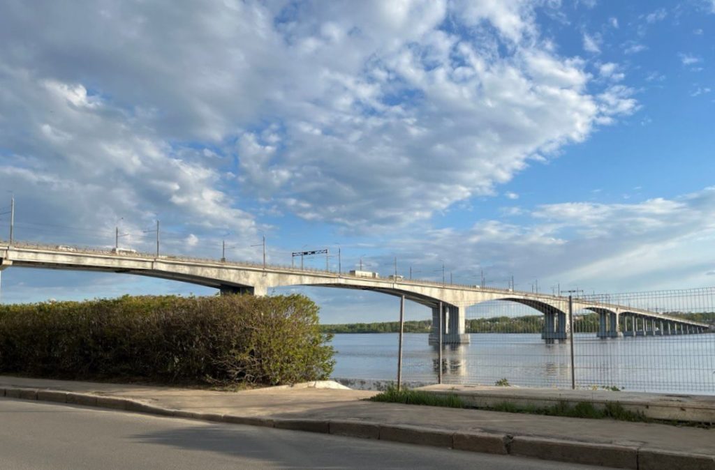 В Костроме будут включать реверсивные светофоры на мосту через Волгу
