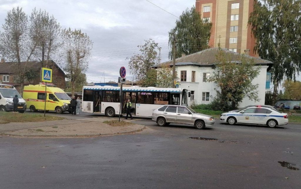 Ребенок попал под колеса автобуса на улице Ленина в Костроме