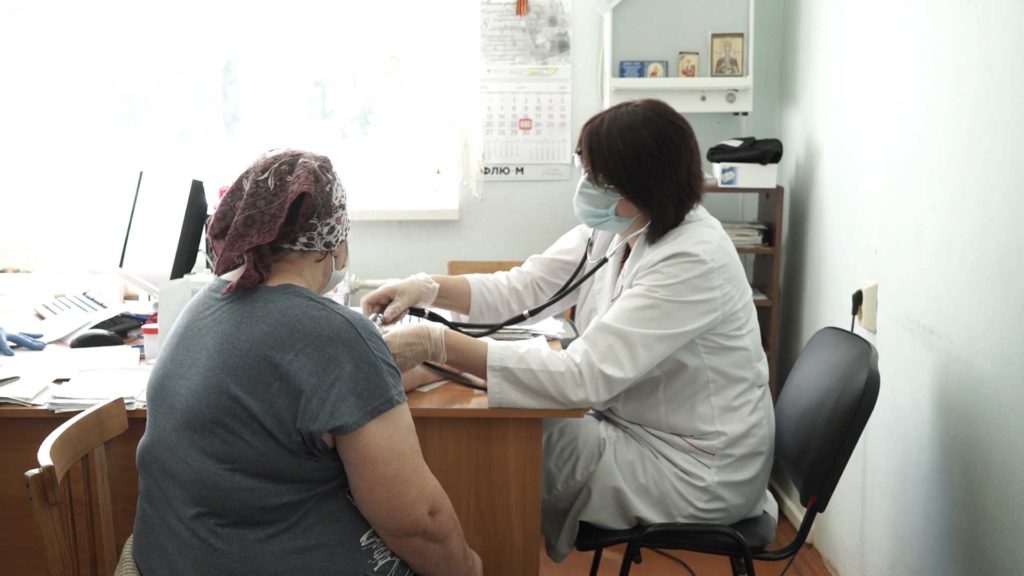 Костромских пенсионеров из отдаленных районов привозят на диспансеризацию и вакцинацию на специальных машинах