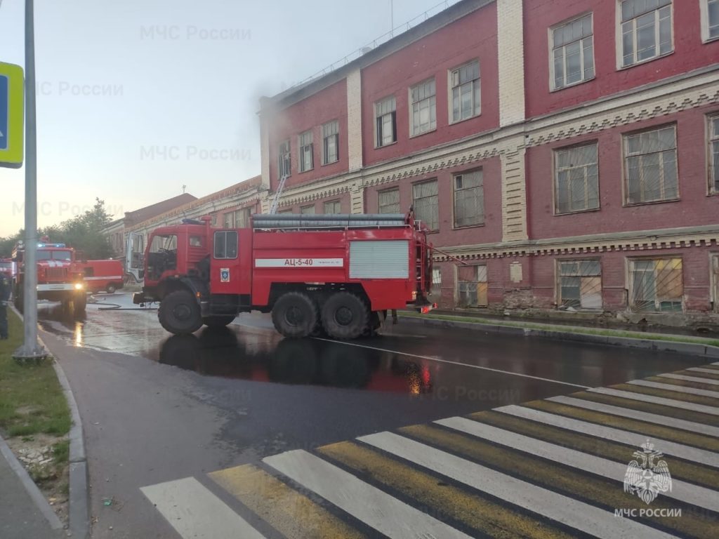 В Костроме пожарные несколько часов тушили заброшенное здание фабрики 10 Октябрь (ВИДЕО)