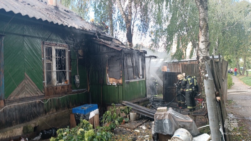В Костроме прямо сейчас горит частный дом (ВИДЕО)