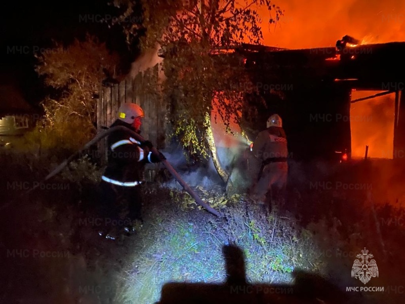 Двое мужчин сгорели заживо во время пожара в Костромской области