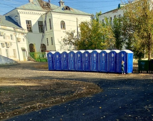 Участники церемонии освещения костромского кремля пожаловались на жутко пахнущие туалеты
