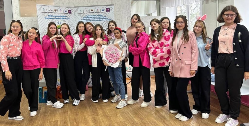 Барби-style: костромские школьники и учителя пришли на уроки в ярко-розовой одежде