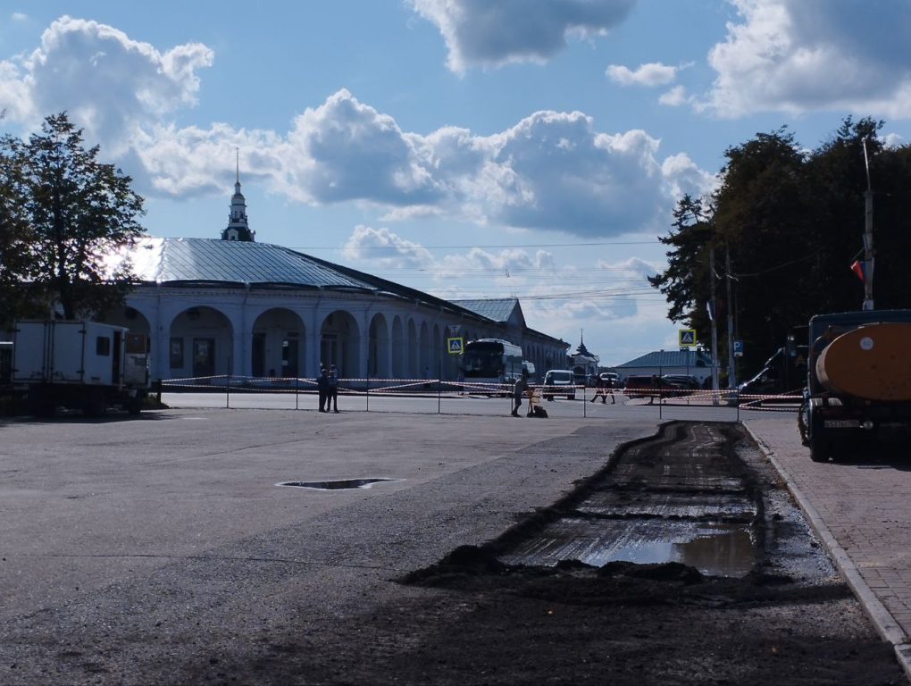 В центре Костромы начали снимать старый асфальт