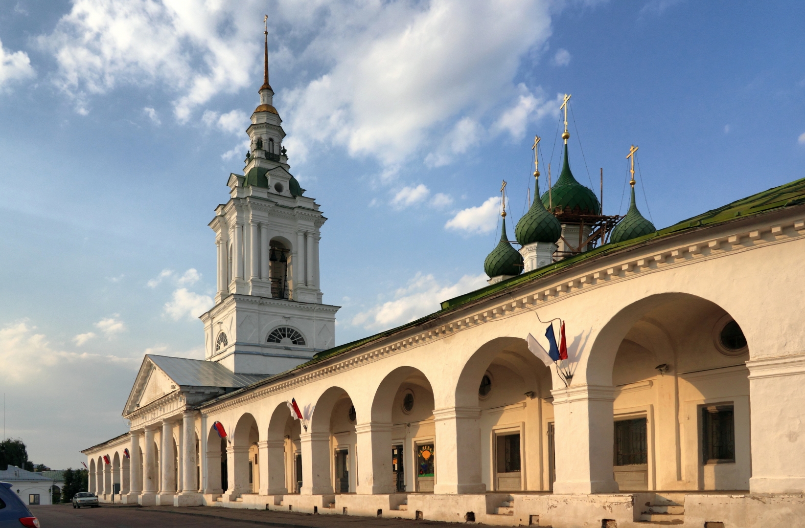 Туристов завлекают в Кострому ювелиркой, живыми козами и недорогим лечением зубов