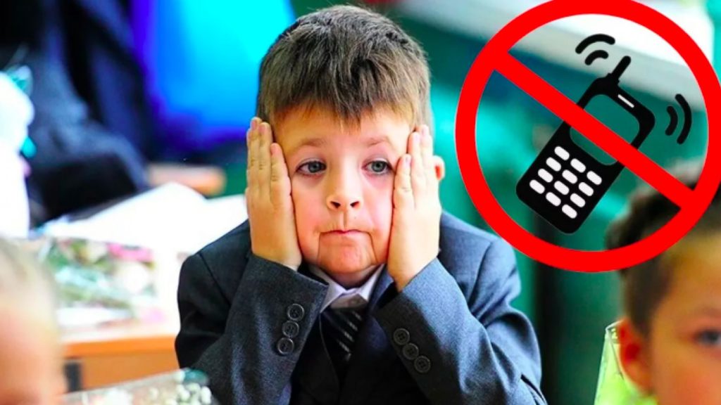 В Костроме школьный учитель больше десяти лет запрещает детям пользоваться телефонами на уроках