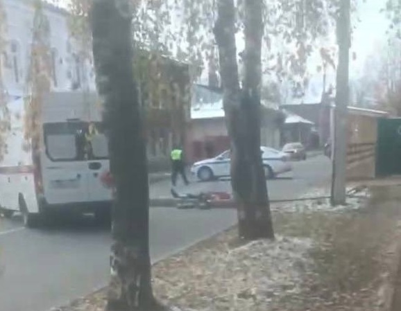 В Костроме на улице Шагова рухнул электрический столб и погиб человек (ВИДЕО)