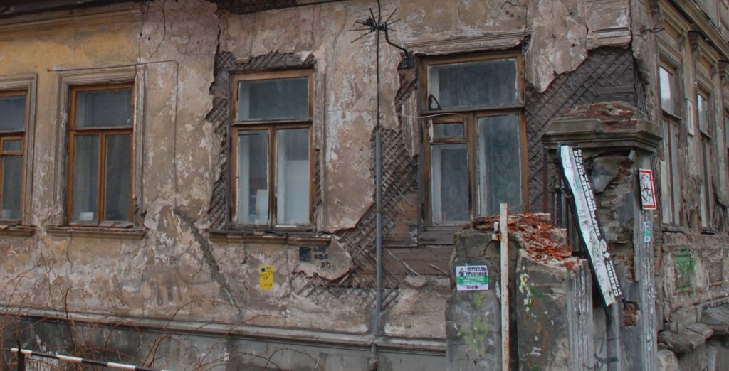 Двух женщин спасли от зимовки в аварийном доме без батарей и крыши в Костромской области
