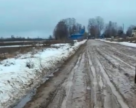Под Костромой отремонтировали дорогу, где годами машины вязли в грязи