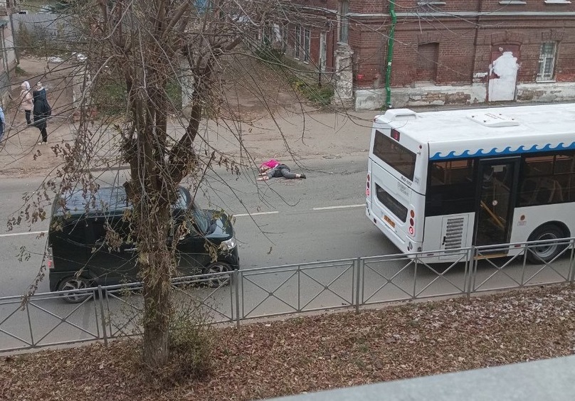 Протащил 10 метров: автобус сбил женщину на «зебре» в центре Костромы