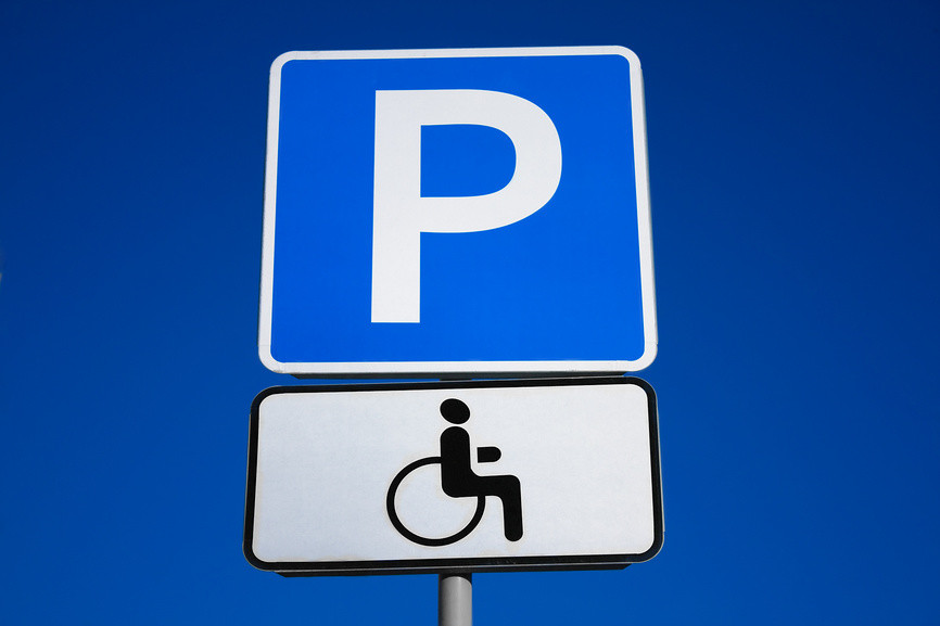Костромичам приходится отвоевывать парковки для инвалидов через прокуратуру