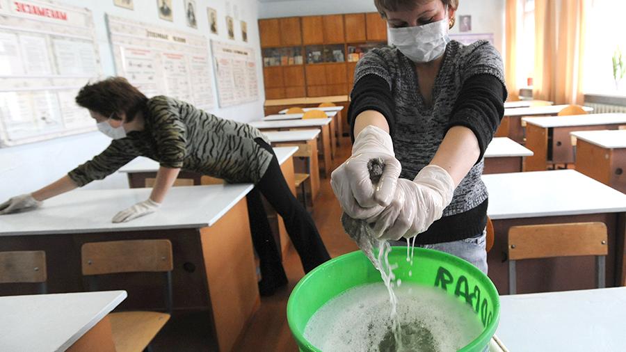 Пока костромские школьники отдыхают, в классах проводят дезинфекцию