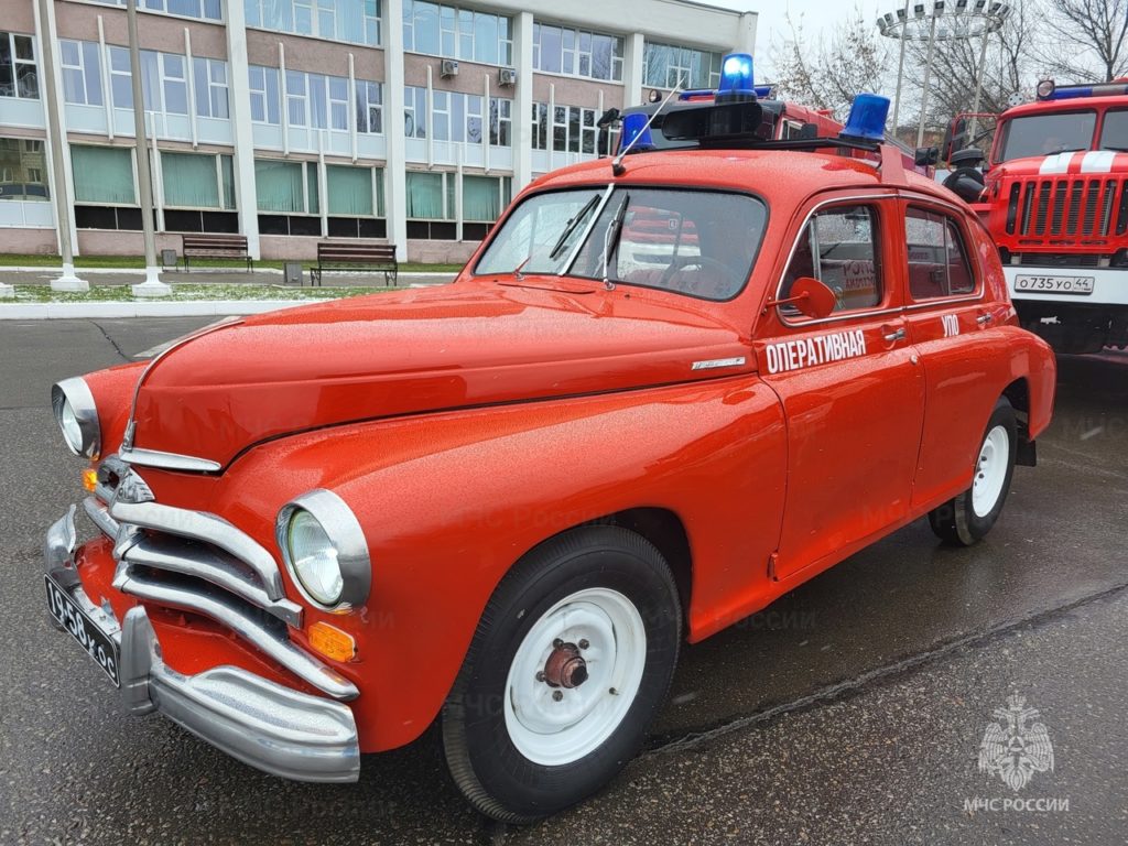 Костромские спасатели отреставрировали старинный автомобиль (ФОТО)