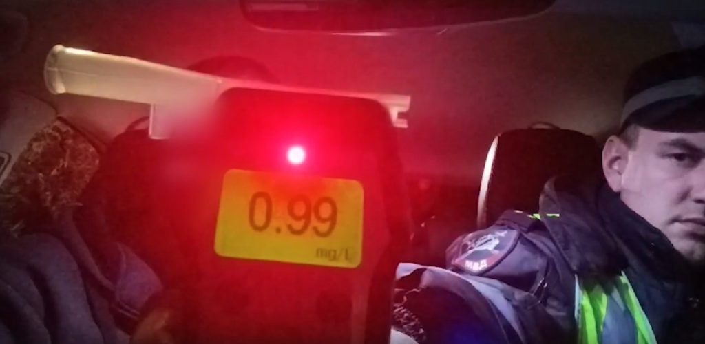В Костроме пьяный водитель сбил знак и уехал с места ДТП