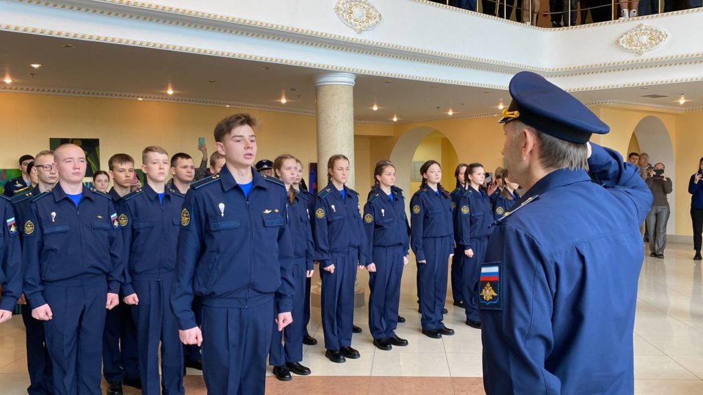 В Костроме присягу приняли курсанты возрожденного клуба юных летчиков, космонавтов и десантников