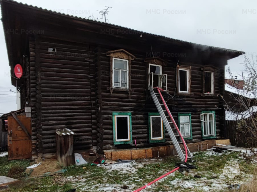 Пожар в костромском жилом доме тушат больше часа