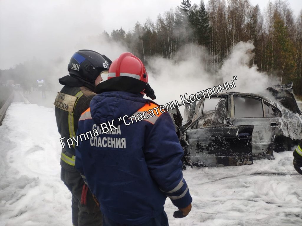 Под Костромой в жуткой аварии большегруза с легковушкой заживо сгорел водитель