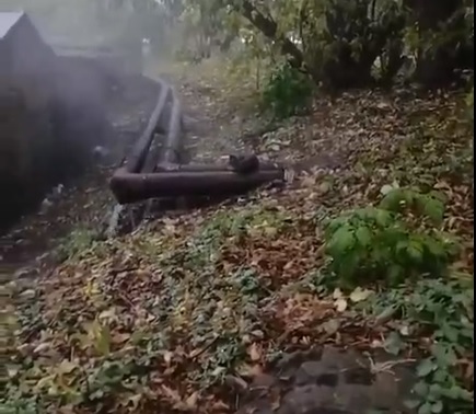 Водопад кипятка бьет из дырявого трубопровода в самом центре Костромы (ВИДЕО)