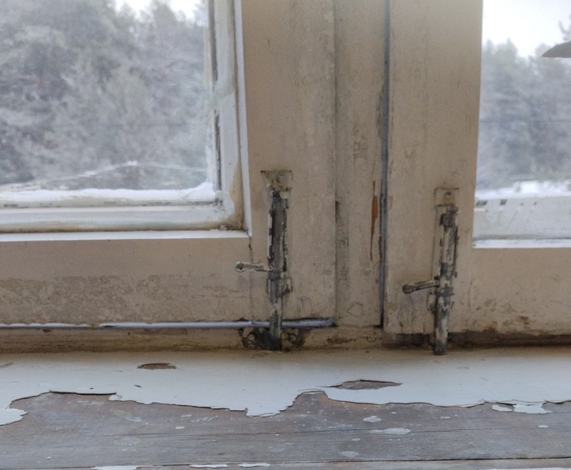 В Костромской области пациенты поликлиники проходят процедуры в палате с «дырявыми» окнами