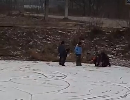 В Костромской области дети не боятся играть на едва замерзших водоемах (ВИДЕО)