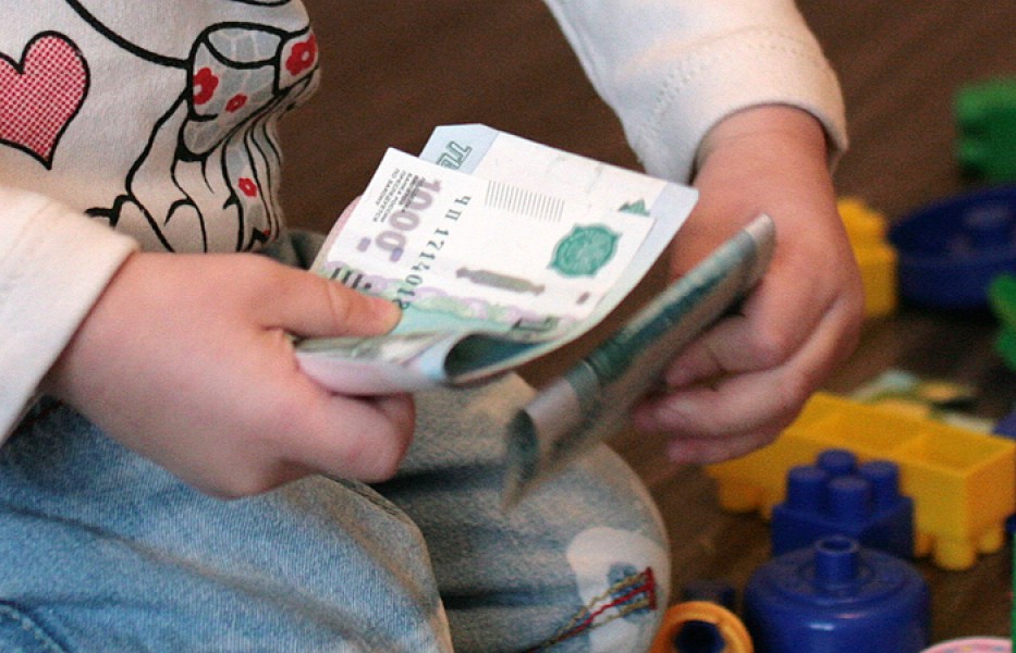 Костромские следователи пытаются заставить нерадивого отца дать дочери денег