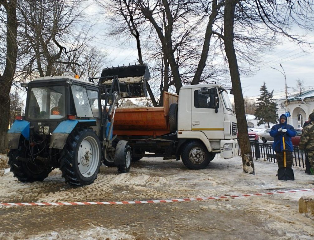 Из центра Костромы начали вывозить снег