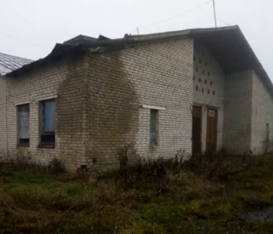 «Надо жить по нуждам…»: в Костромской области чиновники не видят смысла восстанавливать разрушенный сельский клуб на деньги нацпроекта