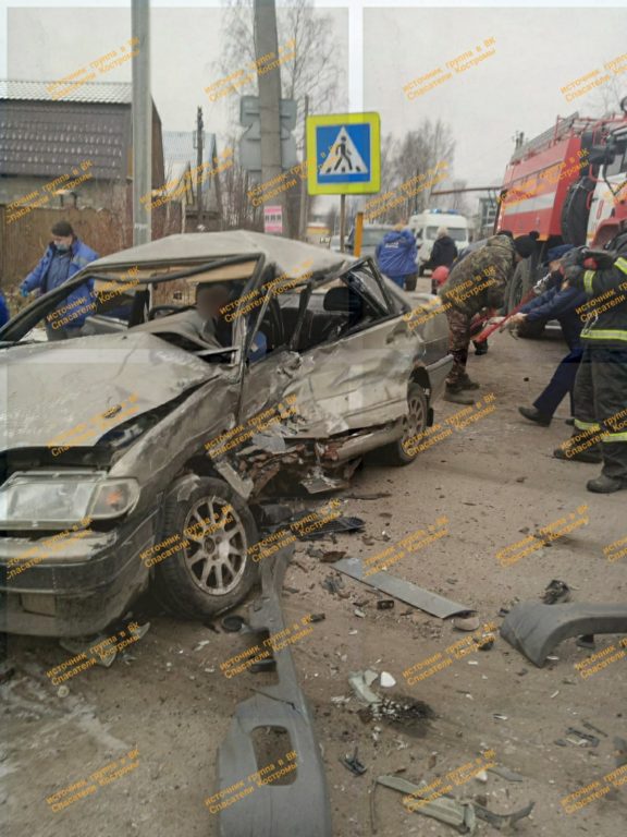 В Костромской области легковушка столкнулась с грузовиком (ФОТО)
