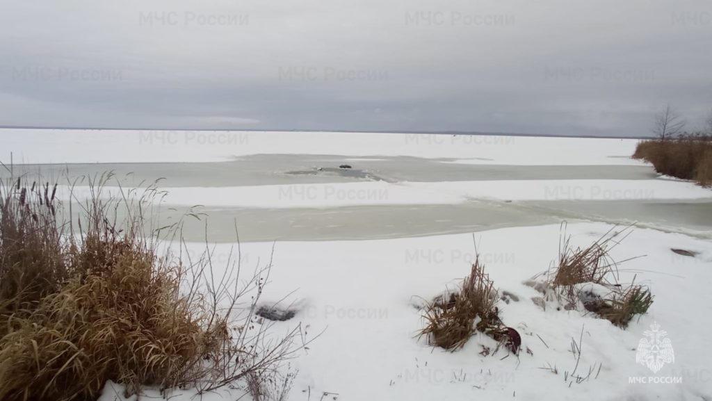 В Костромской области из Чухломского озера достали тело мужчины