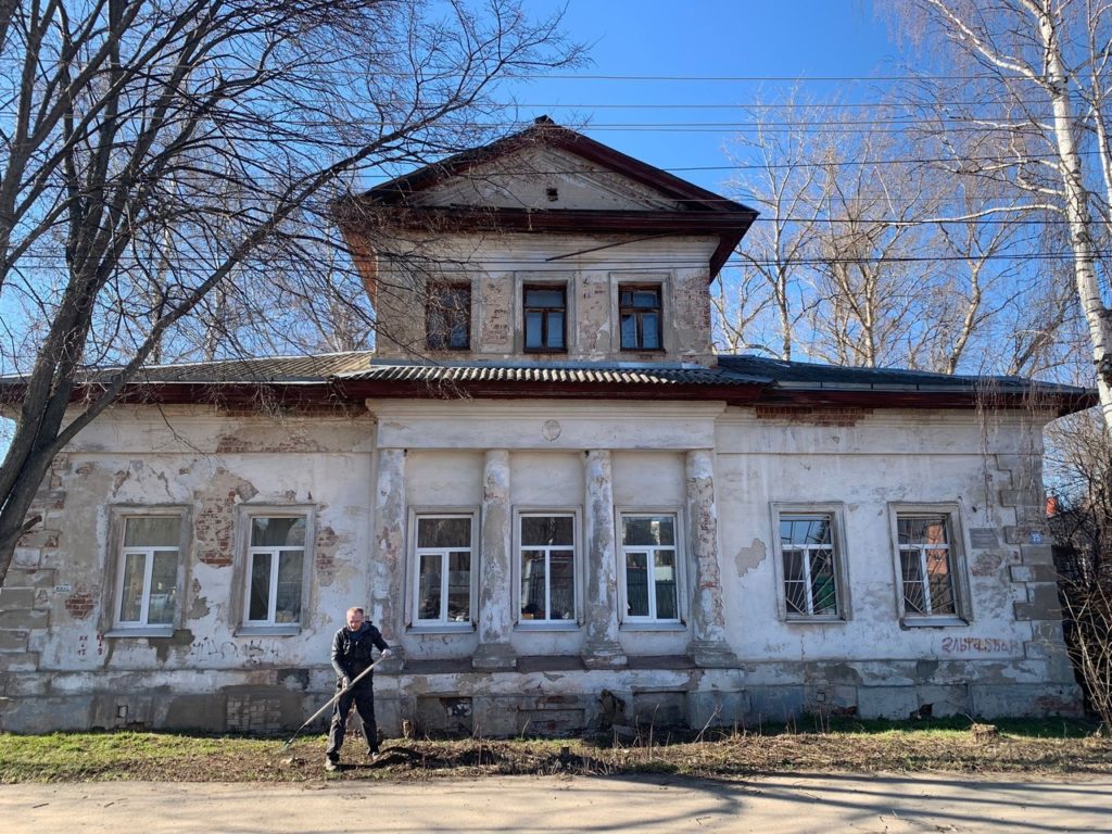 В Костроме памятник архитектуры утопает в грязи, мусоре и того гляди обветшает