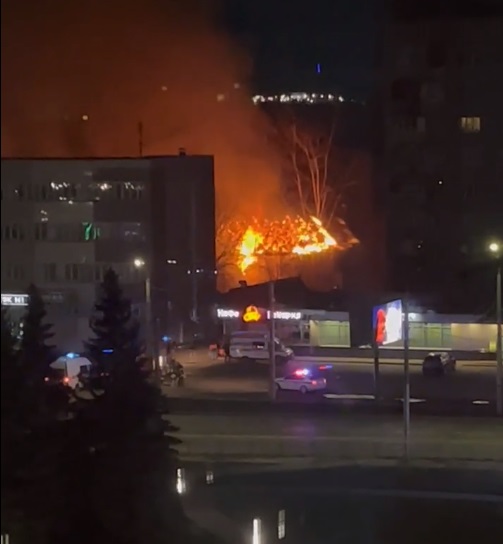 В Костроме пожарные девять часов тушили деревянный дом на улице Советской