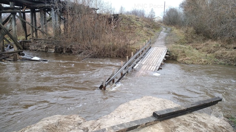 В Костромской области мост ушёл под воду вместе с двумя подростками