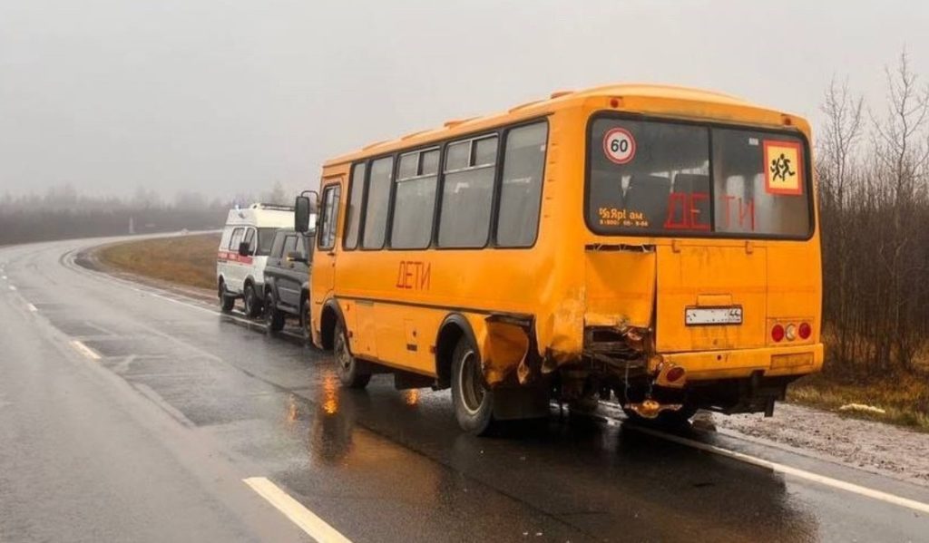 В Костромской области легковой автомобиль столкнулся со школьным автобусом