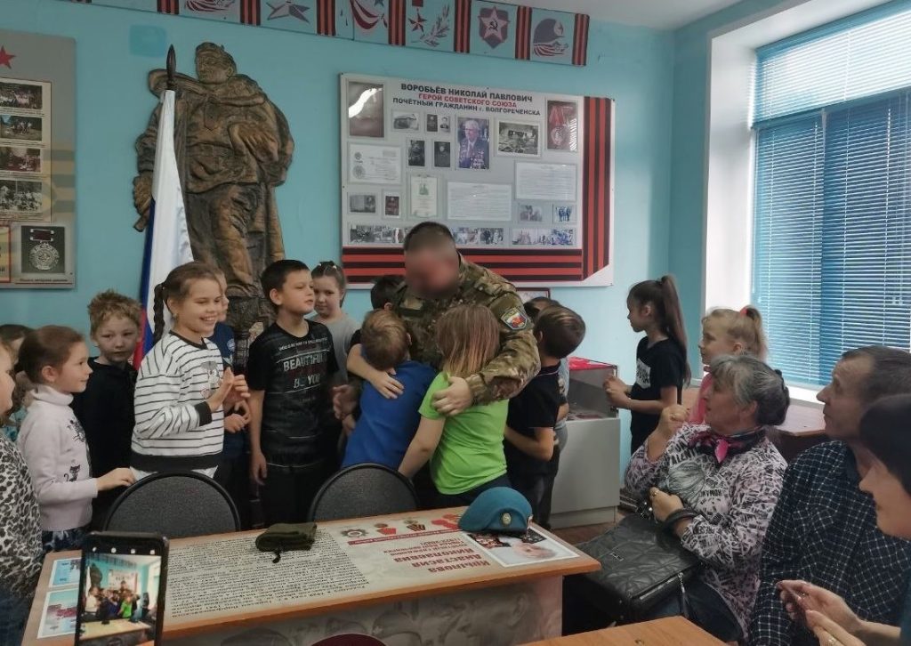 Боец из зоны СВО приехал поблагодарить костромскую школьницу за письмо на фронт