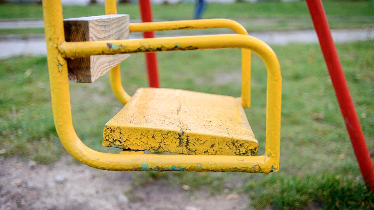 На костромских детских площадках наконец-то починили ржавые аттракционы