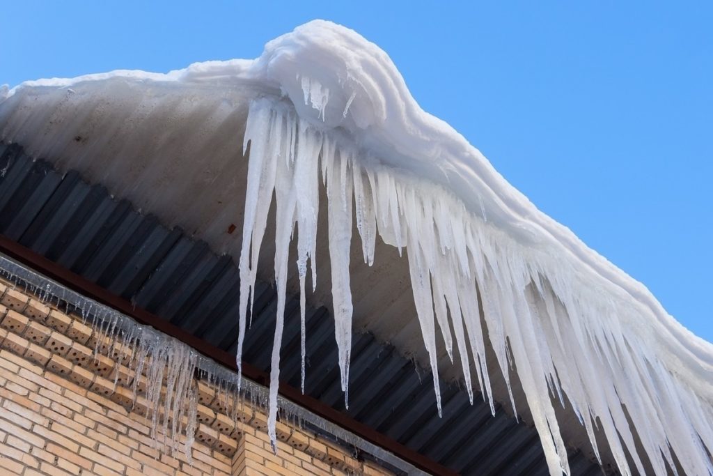 Костромичей пугают снежные шапки на крышах домов