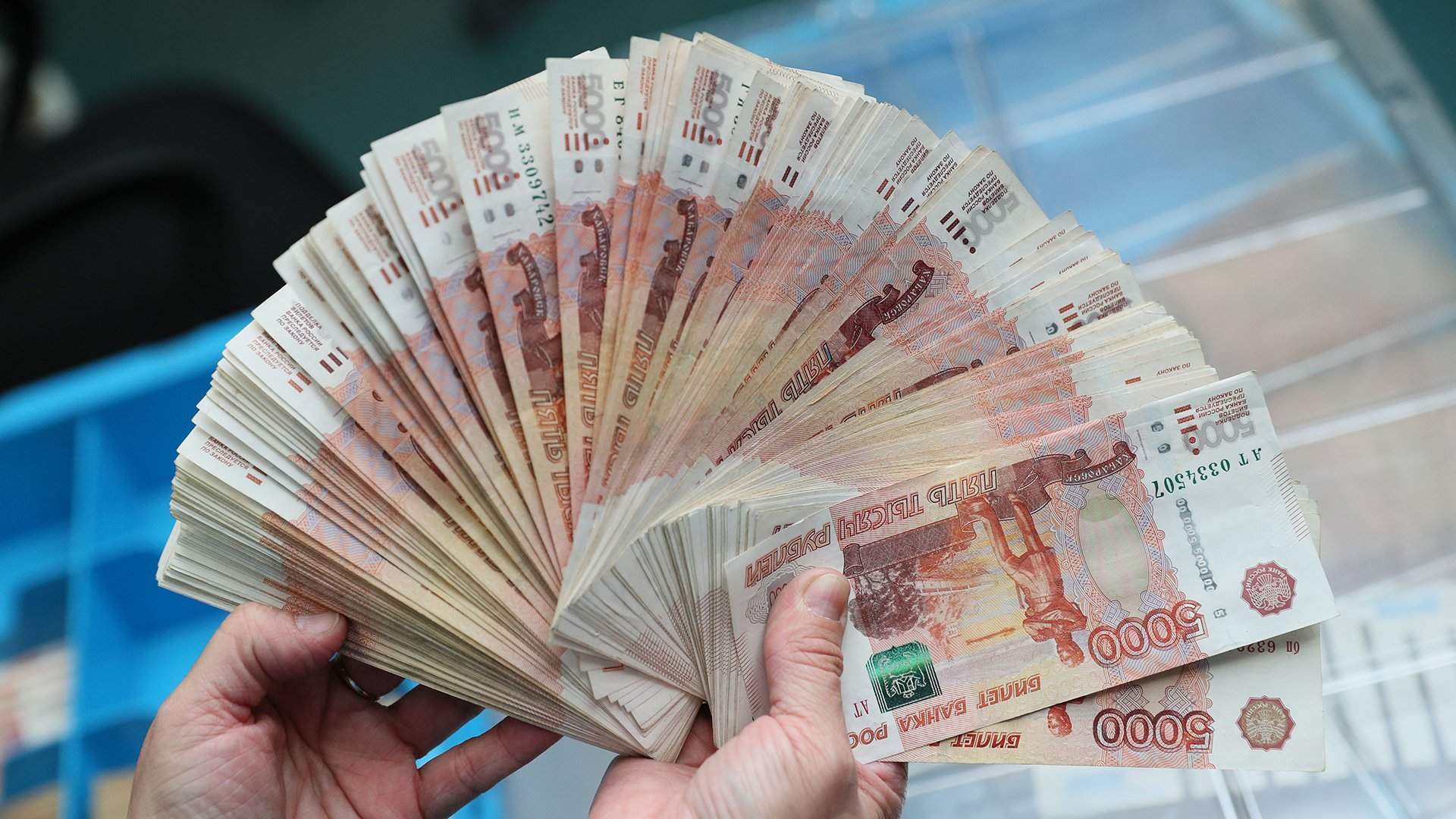 Зарплата 26 костромичей превышает 1 миллион рублей в месяц