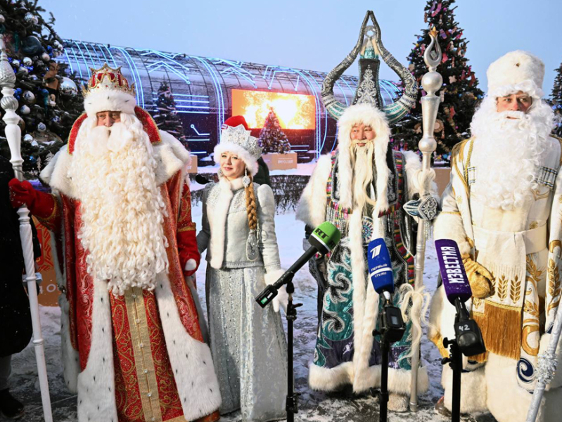 Костромская Снегурочка зажгла огни на московской новогодней аллее