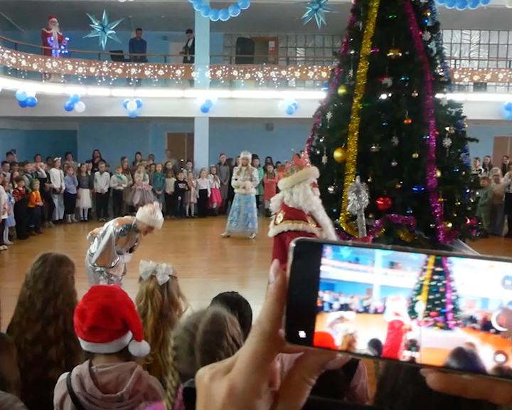 Новогодняя ёлка в Костроме собрала около 500 ребят