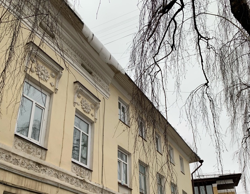 Глыба льда упала с крыши на мать с ребенком в центре Костромы (ВИДЕО)