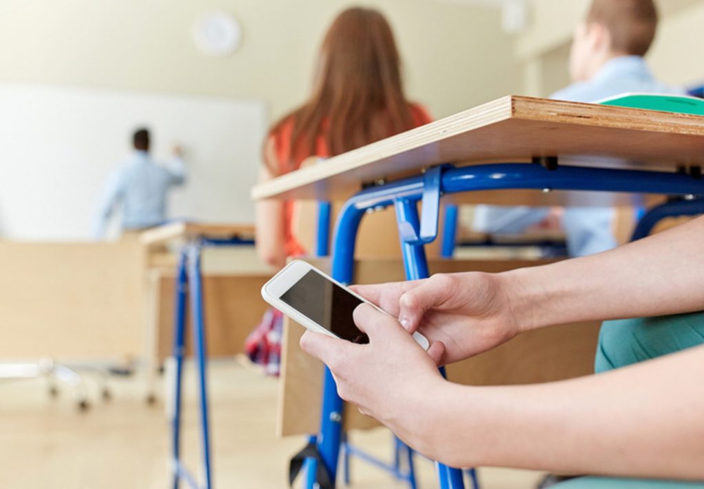 Костромским школьникам запретят пользоваться телефонами