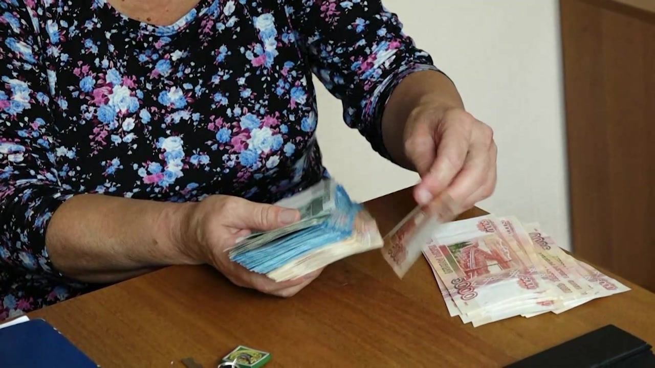 Пожилая костромичка отдала 200 тысяч рублей «курьерше» из Москвы