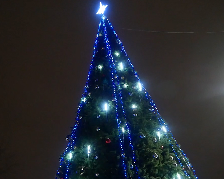 Дед Мороз зажёг огни на главной ёлке Костромы