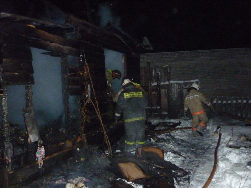 Мужчина заживо сгорел в собственном доме в Костромской области
