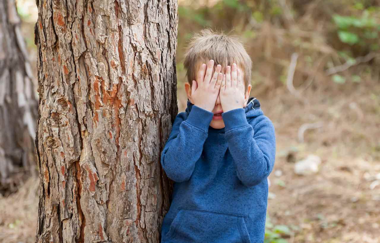 Включи папа прятки. Ребенок с закрытыми глазами. Испуганный мальчик в лесу. "ПРЯТКИ". Мальчик на дереве.