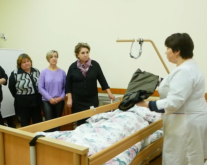 Соцработников из Костромы учат ухаживать за больными с помощью манекенов