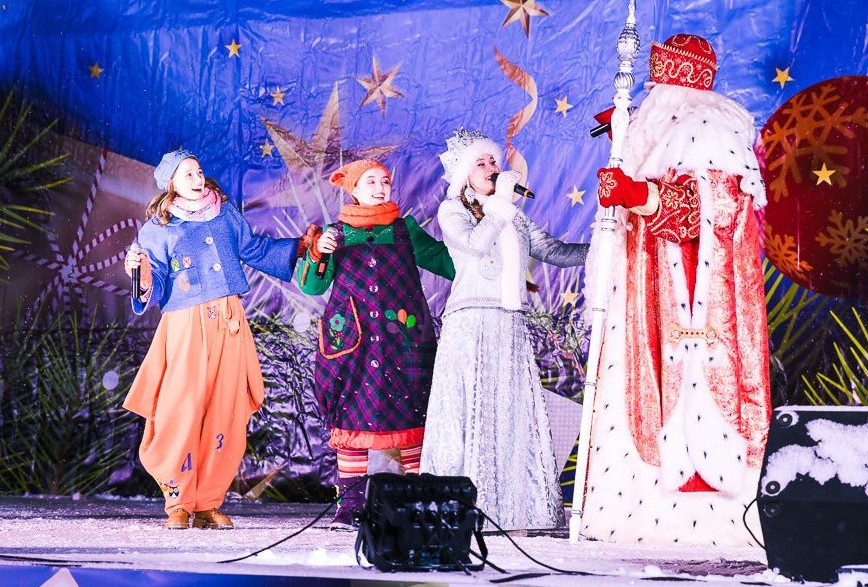 В пятницу Российский Дед Мороз зажжет огни на костромских елках
