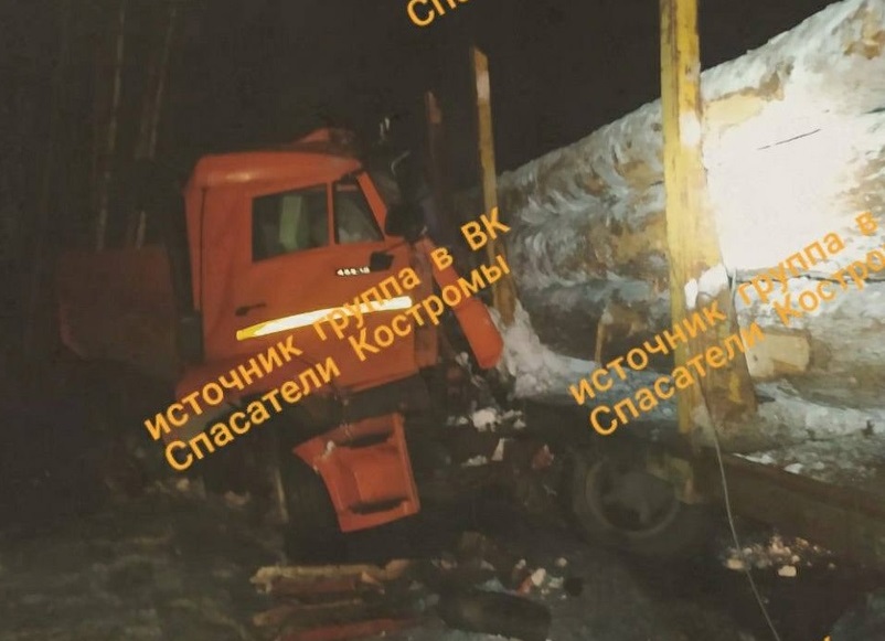 В смертельном столкновении лесовоза с самосвалом на трассе под Костромой погиб человек (ВИДЕО)